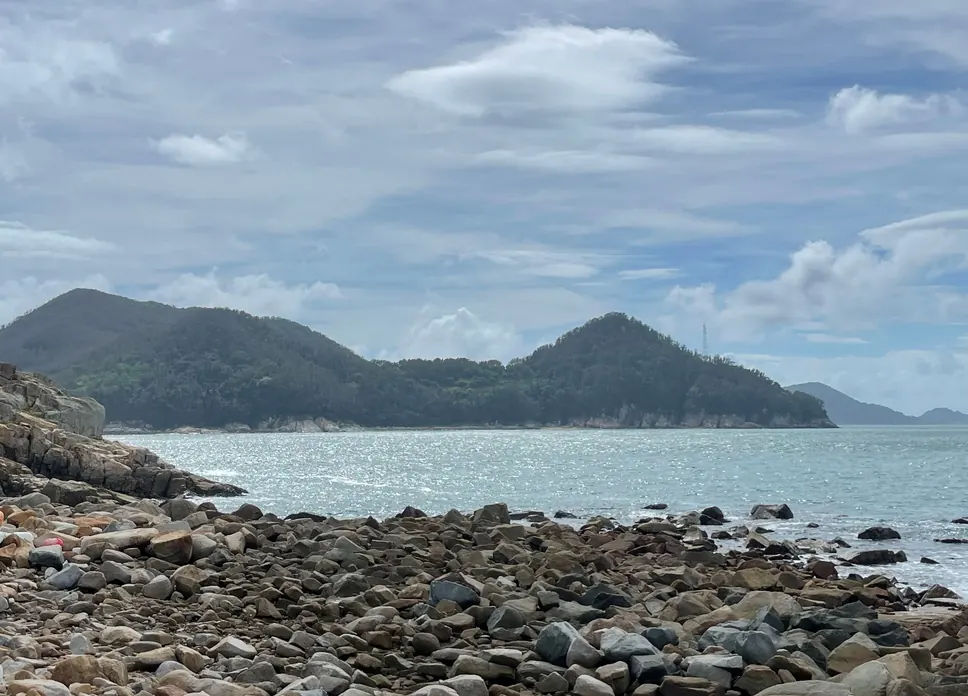 몽돌 해변 너머로 보이는 섬